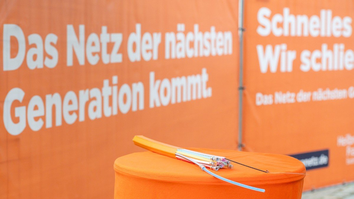 Glasfaserkabel vor Plakat